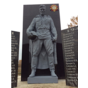 Скульптура солдата из стеклопластика